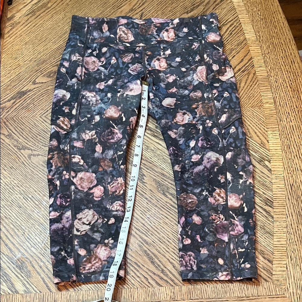 Lululemon Athletica Floral Cropped leggings with pockets